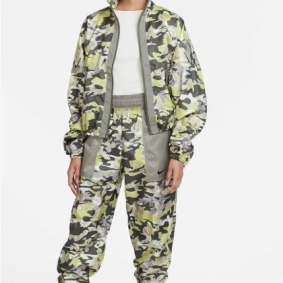 ❌Nike sportswear Camo Windbreaker Jacket cargo pockets oversized small NWOT - Picture 2 of 11